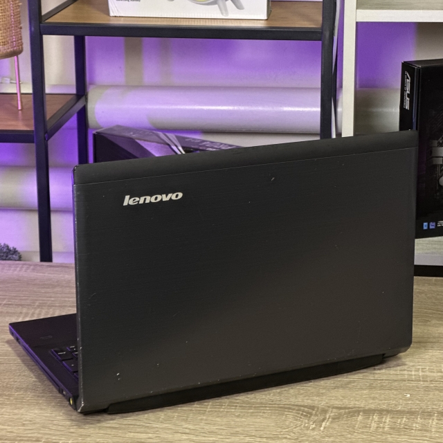 Ноутбук Lenovo V570c 15.6" Core i3-2328M 4 RAM 750 HDD GeForce GT 610M 1 ГБ БВ